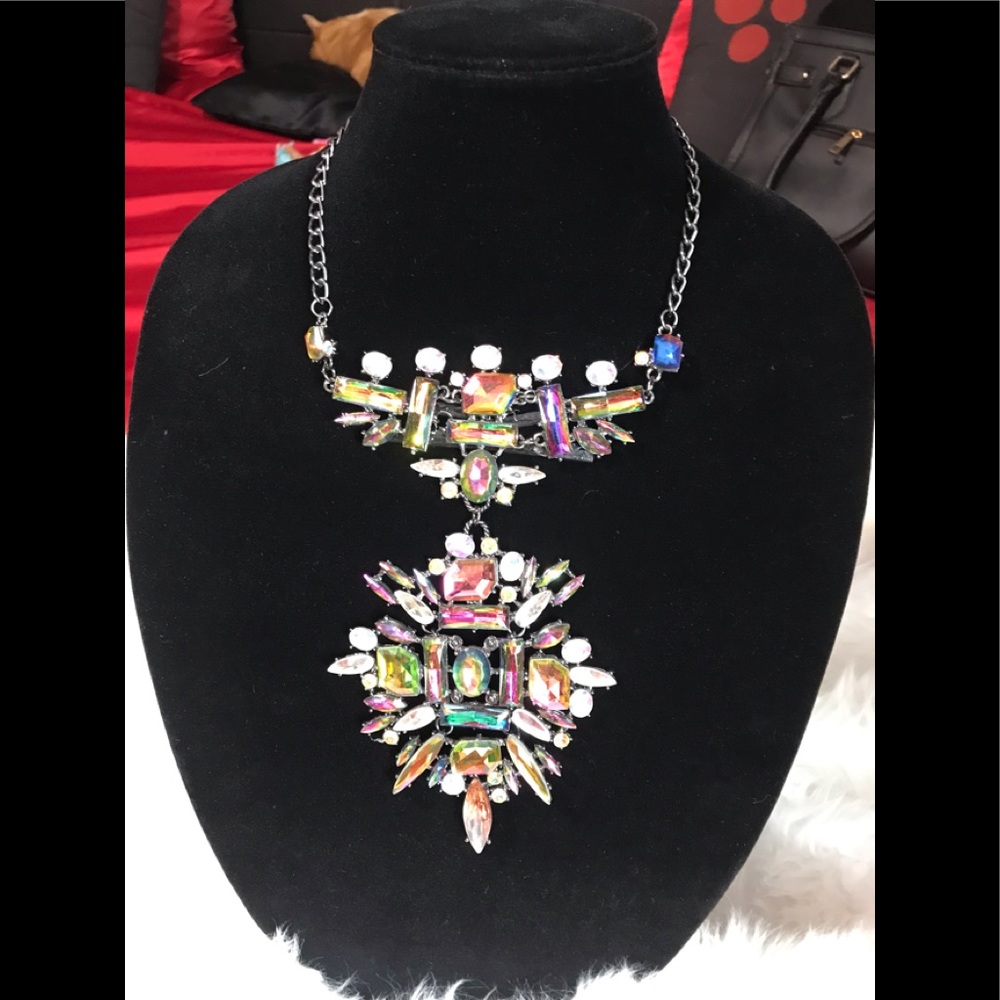 “NWOT” BEAUTIFUL DIVA NECKLACE . . .